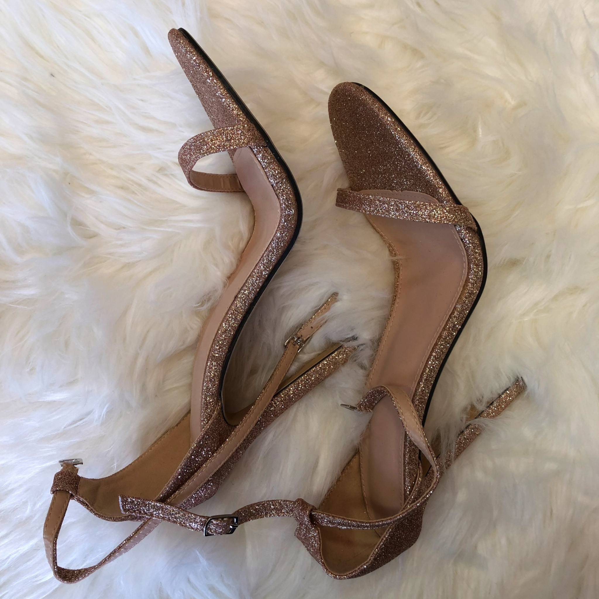 sandale talon à paillettes glamour